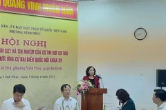 Các cử tri biểu quyết nhất trí ủng hộ 2 đồng chí tham gia ứng cử đại biểu Quốc hội khóa XV, nhiệm kỳ 2021-2026. (Ảnh: Nguyễn Cúc/TTXVN)