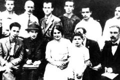 Đồng chí Nguyễn Ái Quốc (người đầu tiên bên trái, hàng ngồi) với một số đại biểu tham dự Đại hội lần thứ 5 Quốc tế cộng sản tại Moskva, từ 17/6-8/7/1924. (Ảnh: Tư liệu/TTXVN phát)