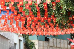 Cờ Tổ quốc và cờ Đảng treo tại các tuyến đường của xã biên giới Huổi Luông, huyện Phong Thổ, tỉnh Lai Châu. (Ảnh: Nguyễn Oanh/TTXVN)