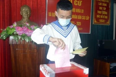 Cán bộ, chiến sỹ Nhà giàn DK1/8 bỏ phiếu bầu đại biểu Quốc hội khóa XV và Hội đồng nhân dân các cấp. (Ảnh: TTXVN phát)