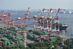 Container hàng hóa được bốc dỡ tại cảng quốc tế Tokyo, Nhật Bản. (Nguồn: AFP/TTXVN)