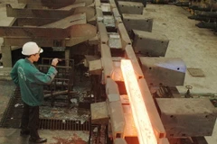 Cán phôi thép tại Nhà máy cán thép Thái Trung (Công ty Cổ phần Gang thép Thái Nguyên). (Ảnh: Hoàng Nguyên/TTXVN)