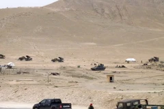 Lực lượng ủng hộ chính phủ Syria tại ngoại ô Palmyra ngày 26/3. (Nguồn: AFP/TTXVN)