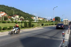 Các điểm xảy ra hằn lún vệt bánh xe được trải lớp bêtông nhựa mới. (Ảnh: Vũ Văn Đức/TTXVN)