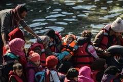 Người di cư Syria trong đó có nhiều trẻ em và phụ nữ trên chuyến hành trình vượt Biển Aegean đầy hiểm nguy để tới đảo Lesbos, Hy Lạp ngày 28/2. (Nguồn: AFP/TTXVN)