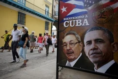 Tấm biển có hình ảnh của Tổng thống Mỹ Barack Obama và Chủ tịch Cuba Raul Castro cùng hàng chữ ''Chào mừng bạn đến Cuba'' ở lối vào của một nhà hàng ở trung tâm thành phố La Habana ngày 17/3. (Nguồn: Reuters)