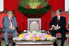 Ông Đinh Thế Huynh, Ủy viên Bộ Chính trị, Thường trực Ban Bí thư tiếp ông Jean Charles Nefgre, Điều phối viên Ban Thường vụ Đảng Cộng sản Pháp đang thăm và làm việc tại Việt Nam. (Ảnh: Phạm Kiên/TTXVN)