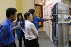Thanh niên Ninh Thuận tham quan gian trưng bày về phát triển điện hạt nhân. (Ảnh: Đức Ánh/TTXVN)
