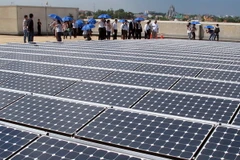 Các tấm pin điện năng lượng mặt trời đươc lắp đặt trên tầng thượng của nhà máy lắp ráp và kiểm định chipset của Intel tại Việt Nam. (Ảnh: Thế Anh/TTXVN)