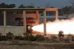 Nhà lãnh đạo Kim Jong-Un chỉ đạo cuộc thử nghiệm trên mặt đất động cơ tên lửa đẩy cỡ lớn, dùng nhiên liệu rắn. (Nguồn: THX/TTXVN)