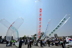 Các nhà hoạt động Hàn Quốc thả bóng chở truyền đơn vào Triều Tiên (Nguồn Asia News)