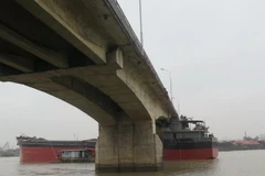 Tàu thủy HP3016 mắt kẹt dưới gầm cầu An Thái. (Ảnh: Mạnh Minh/TTXVN)