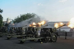 Binh sỹ Serbia bắn đại bác trong lễ kỷ niệm Ngày chiến thắng phátxít tại Belgrade ngày 8/5/2015. (Nguồn: AFP/TTXVN)