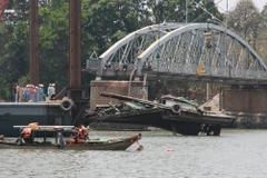 Quang cảnh trục vớt tàu đẩy. (Ảnh: Sỹ Tuyên/Vietnam+)