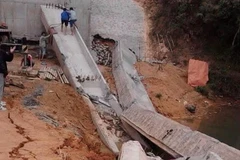 2 phiến dầm cầu bất ngờ đổ sập, rơi xuống suối khi đang thi công