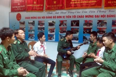 Nguyễn Thành Khoa và em Nguyễn Châu Phi sinh hoạt với cán bộ chiến sỹ biên phòng tại Đồn Biên phòng Tam Thanh. (Ảnh: Đỗ Trưởng/Vietnam+)