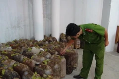 Số mỡ động vật bị tạm giữ tại cơ quan công an. (Ảnh: Đậu Tất Thành/TTXVN)