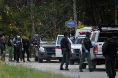Lực lượng rà phá bom Thái Lan điều tra tại hiện trường một vụ nổ bom. (Nguồn: AFP/TTXVN)