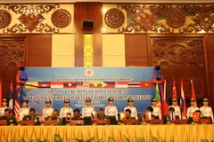 Tư lệnh Lực lượng quốc phòng 10 nước ASEAN ký Tuyên bố chung của Hội nghị. (Ảnh: Phạm Kiên/TTXVN)