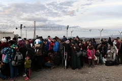Người tị nạn Syria và Iraq bị mắc kẹt tại khu vực biên giới Hy Lạp- Macedonia ngày 27/2. (Nguồn: AFP/TTXVN)