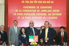 Chánh án Tòa án nhân dân tối cao Trương Hòa Bình và Chánh án thứ nhất Tòa án tối cao Angeria tại Lễ ký thỏa thuận kết nghĩa giữa hai tòa án. (Ảnh: Doãn Tấn/TTXVN)