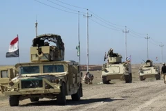 Quân đội Chính phủ Iraq tuần tra tại al-Hamidiyah, phía bắc Ramadi sau khi giành quyền kiểm soát khu vực này từ IS ngày 17/2. (Nguồn: AFP/TTXVN)