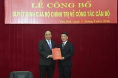 Phó Thủ tướng Nguyễn Xuân Phúc trao Quyết định cho ông Hầu A Lềnh giữ chức Phó Trưởng Ban Thường trực Ban Chỉ đạo Tây Bắc. (Ảnh: Thế Duyệt/TTXVN)