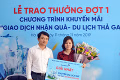 Ông Hoàng Xuân Phong, Giám đốc VietinBank Quang Minh trao giải Nhất cho khách hàng may mắn. (Ảnh: Vietnam+)