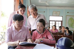 Tổng Giám đốc Dương Quyết Thắng trao đổi tình hình vay vốn, sử dụng vốn vay của tổ viên tại Điểm giao dịch xã Canh Thuận. (Nguồn: NHCSXH)