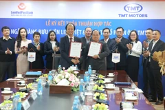 Lãnh đạo hai bên tham gia ký kết. (Ảnh: CTV/Vietnam+)