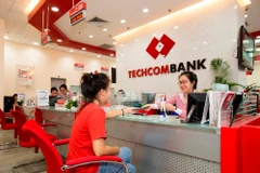 Khách hàng giao dịch tại Techcombank. (Nguồn: CTV)