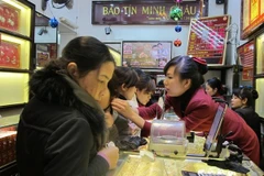 Giao dịch vàng tại Bảo Tín Minh Châu. (Ảnh: Minh Sơn/Vietnam+)