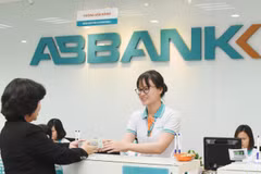 Giao dịch tại ABBANK. (Ảnh: CTV/Vietnam+)