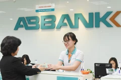 Giao dịch tại ABBANK. (Ảnh: CTV/Vietnam+)