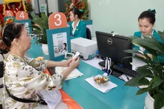 Giao dịch tại ABBANK. (Nguồn: CTV/Vietnam+)