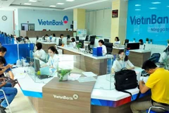 Giao dịch tại VietinBank. (Ảnh: CTV/Vietnam+)