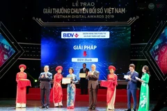 Lãnh đạo BIDV nhận giải từ ban tổ chức. (Ảnh: CTV/Vietnam+)