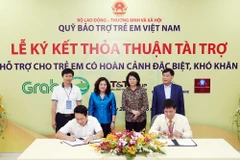 Phó Chủ tịch nước Đặng Thị Ngọc Thịnh và đại diện bộ ngành chứng kiến lễ ký kết. (Ảnh: CTV)