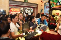Giao dịch vàng tại Bảo Tín Minh Châu. (Ảnh: CTV)