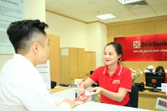Giao dịch tại SeABank. (Ảnh: CTV/Vietnam+)