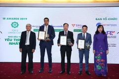 Đại diện TPBank (đứng giữa) nhận giải từ ban tổ chức. (Ảnh: CTV)