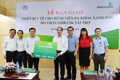 Lãnh đạo Vietcombank bàn giao thiết bị y tế cho Bệnh viện đa khoa Xanh Pôn. (Ảnh: CTV)
