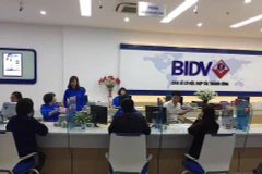Giao dịch tại BIDV. (Ảnh: PV/Vietnam+)