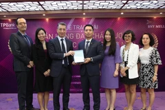 Lãnh đạo TPBank nhận giải thưởng từ Bank of New York Mellon. (Ảnh: CTV)