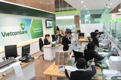 Giao dịch tại Vietcombank. (Ảnh: CTV/Vietnam+)