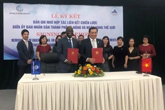 Lãnh đạo hai bên tham gia ký kết. (Ảnh: CTV)