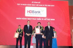 Ông Lê Thành Trung, Phó Tổng giá đốc HDBank nhận giải từ ban tổ chức. (Ảnh: CTV)