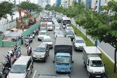 Các phương tiện di chuyển trên đại lộ Võ Văn Kiệt ở Thành phố Hồ Chí Minh. (Ảnh: Hoàng Hải/TTXVN)