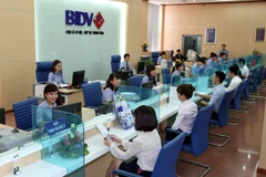 Giao dịch tại BIDV. (Ảnh: CTV/Vietnam+)
