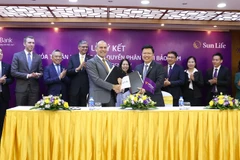 Lãnh đạo hai bên tham gia ký kết. (Ảnh: CTV/Vietnam+)